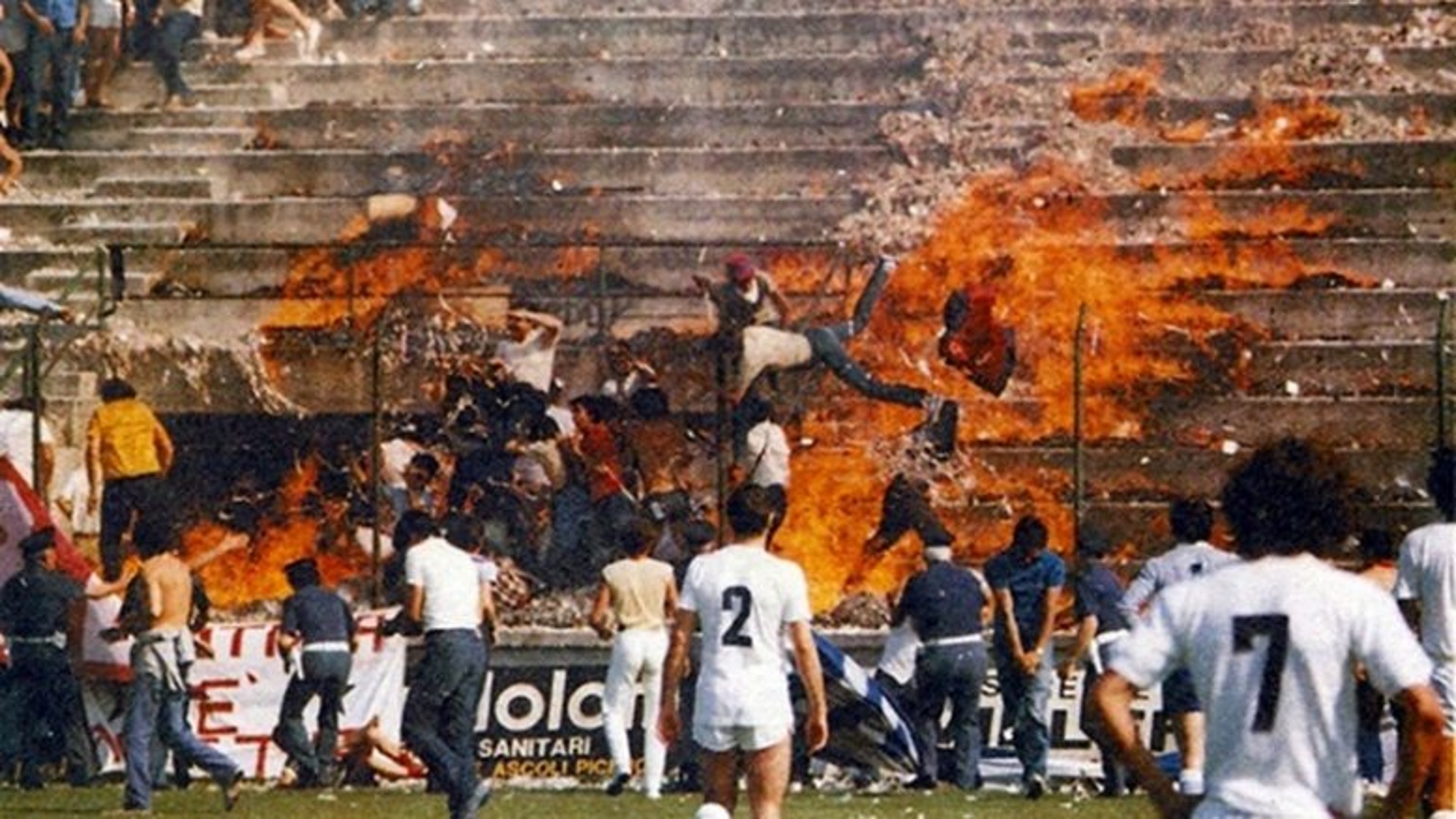 Fumogeni rossoblù per ricordare la tragedia dell'incendio del Ballarin del  1981 - FarodiRoma